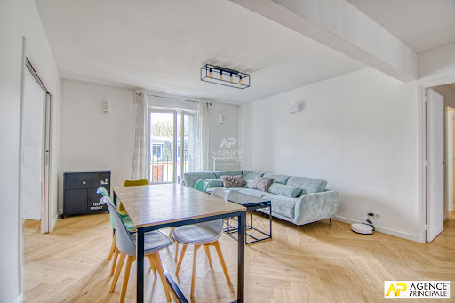 Living room with table and sectional sofa in this luxury property for sale in Versailles ($1,155,507 - 138 m²)