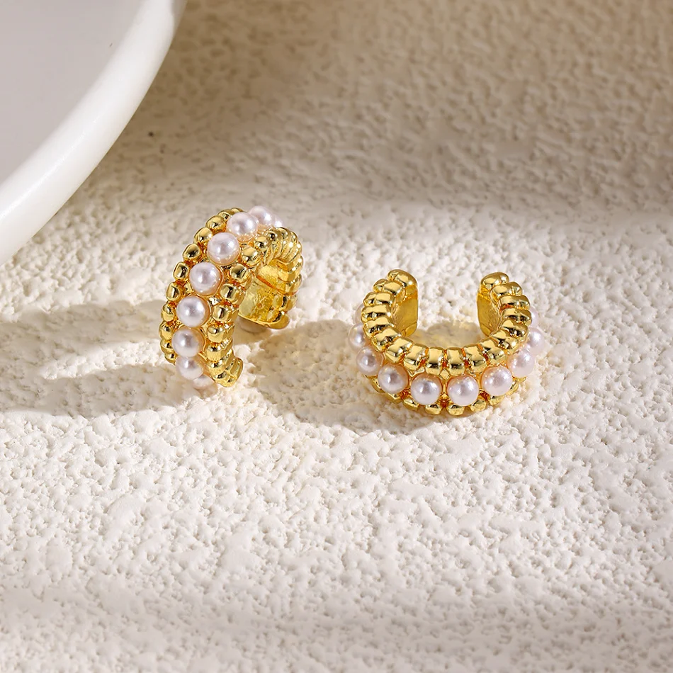 Clips d'oreille perles fausses 18K plaqué cuivre, tendance mode rétro. Boucles d'oreilles élégantes pour un look vintage sophistiqué.