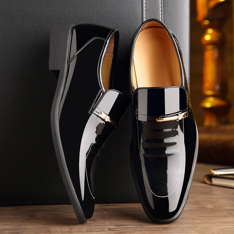 Zapatos de hombre puntiagudos de charol. Elegancia atemporal. Perfección en cada paso. Diseño sofisticado para el hombre moderno.