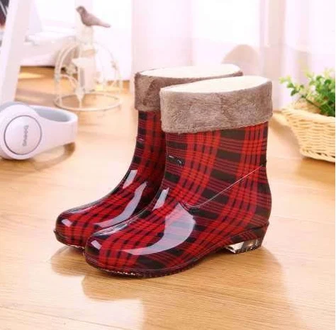 Sapatilhas femininas de cano baixo com estampa de bolinhas, amarração e tubo vermelho. Conforto e estilo para seus looks diários.