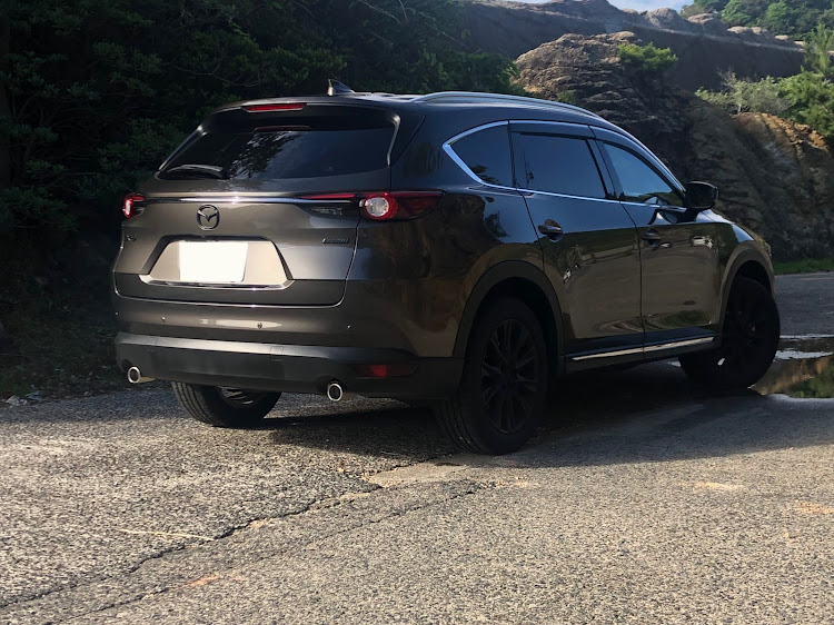 CX-8のリア・チタニウムフラッシュマイカ・写真ヘタクソ・マッドブラックホイールに関するカスタム事例の投稿画像1枚目