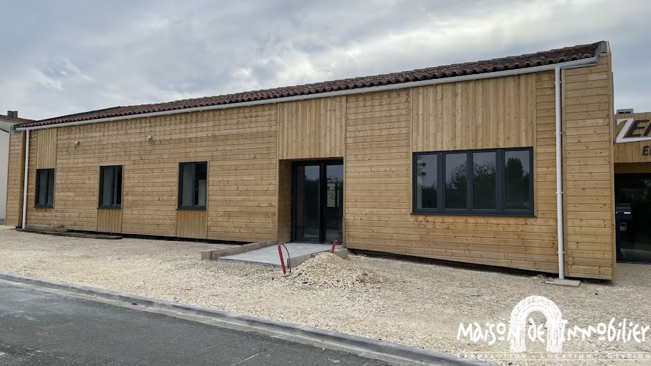 Location  locaux professionnels 3 pièces 120 m² à Cognac (16100), 1 610 €