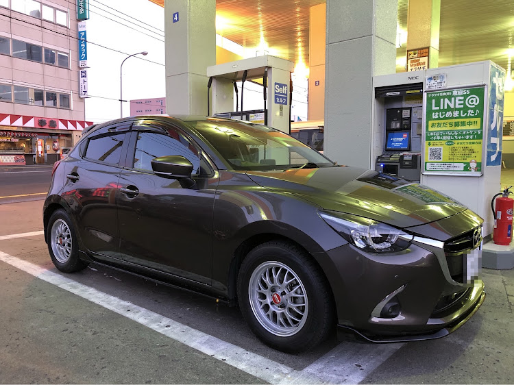 デミオの#mazdademio・チタニウムフラッシュマイカ・今週もよろしくお願いします・さむいいいいいいいいいいいいいい・ガソスタ映え？に関するカスタム事例の投稿画像1枚目