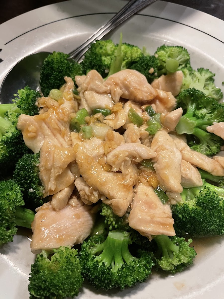 Ginger-garlic chicken with broccoli