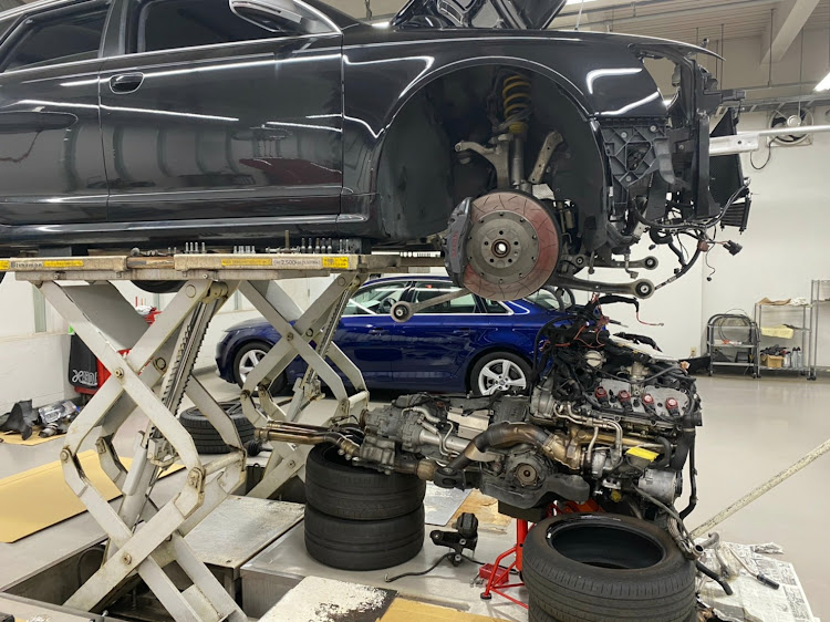 RS6 アバントのAudi・エンジン脱着・めっちゃデカい・もうすぐかな…・楽しみ！に関するカスタム事例の投稿画像11枚目