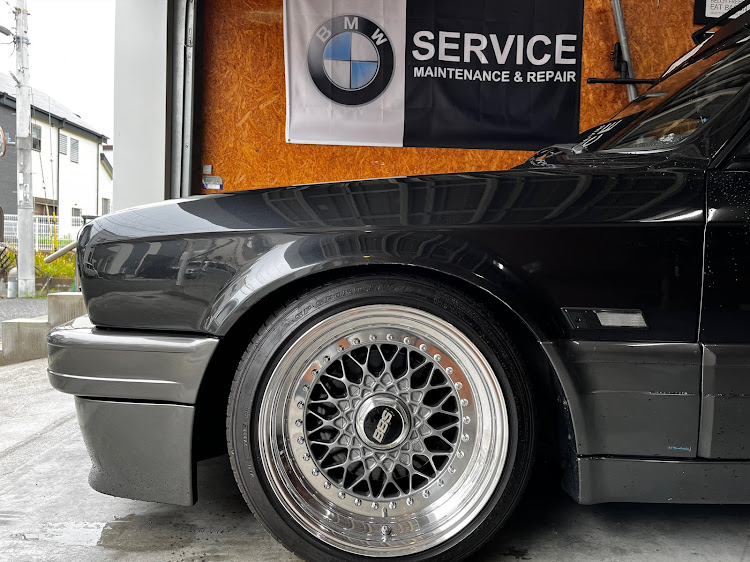 3シリーズ クーペのこの車高でバンパー擦るとかどないやねん。・旧車のバンパーなんで、擦ると塗装にヒビがいくんです・低そうで低くない少し低い車・もうええ歳なんやからおとなしくしなければに関するカスタム事例の投稿画像2枚目
