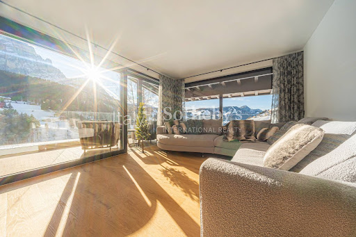 Bright living room with snowy mountain view - Prestige villa for rent in Selva di Val Gardena, 11 rooms, 5 bedrooms