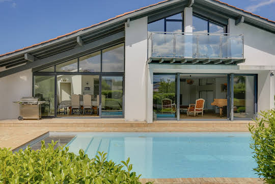 Maison avec piscine en bord de mer