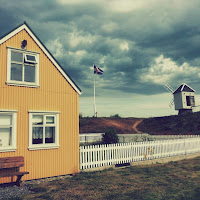 Yellow House and the Gray Windmill di 