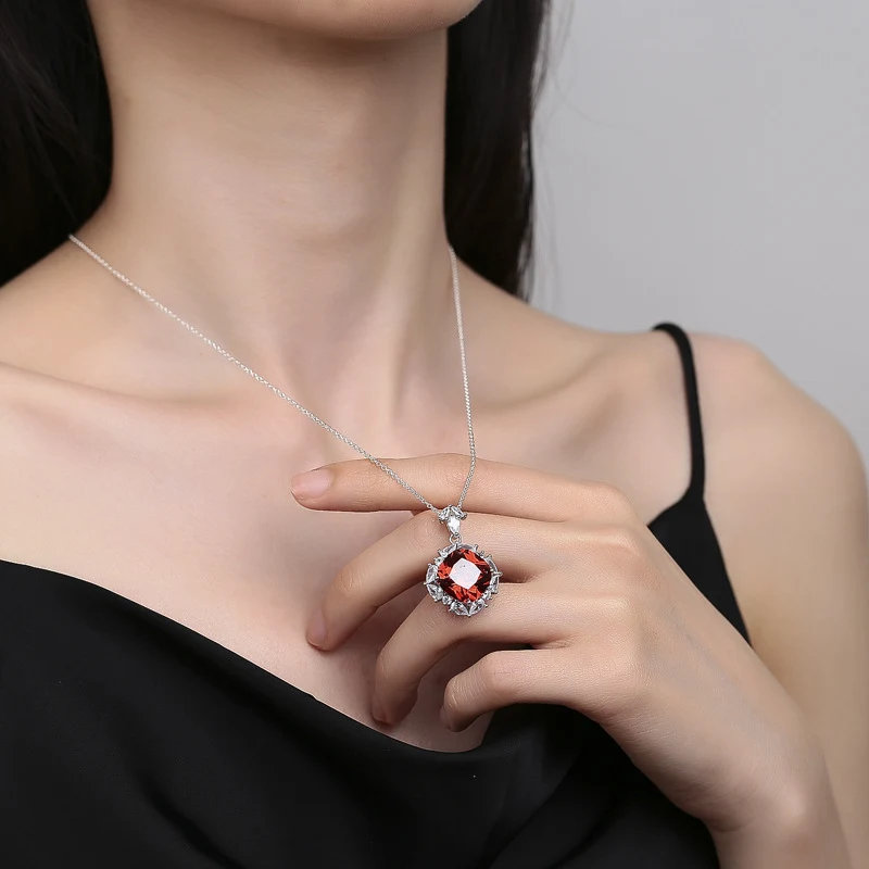 Colar elegante feminino de prata esterlina S925, joia para casamento. Uma peça sofisticada que adiciona brilho e glamour a noivas e eventos especiais.