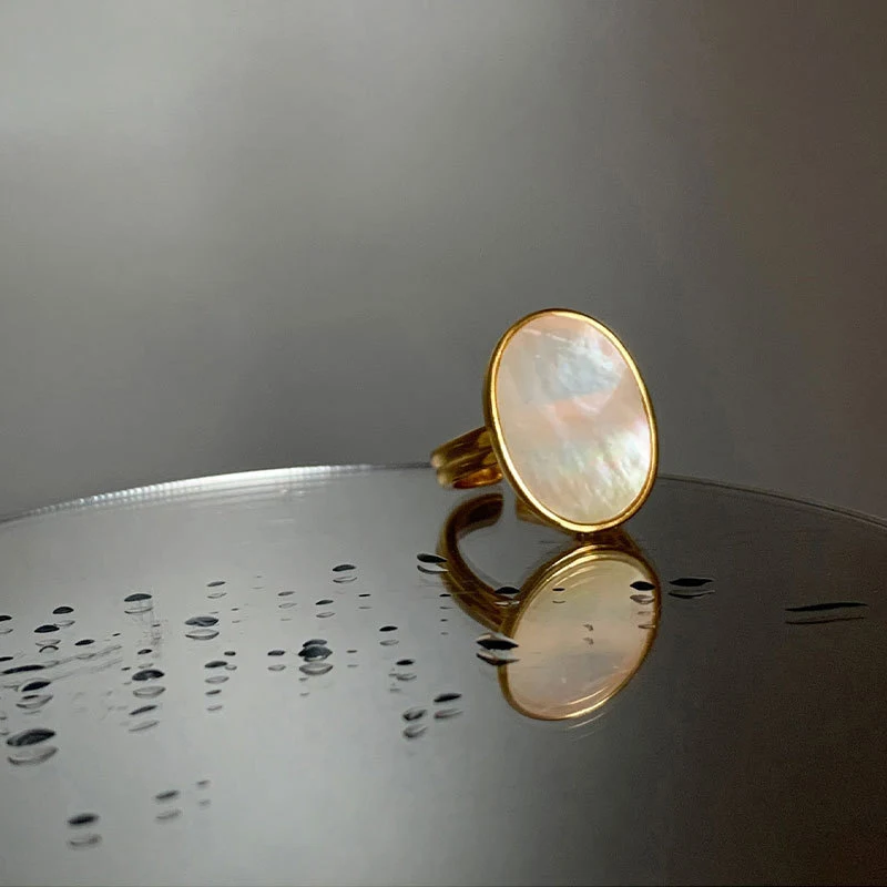 Bague Rétro avec Anneau Ouvrant Alliez style vintage et praticité. Accédez facilement à vos objets essentiels en toute sécurité grâce à ce design unique.