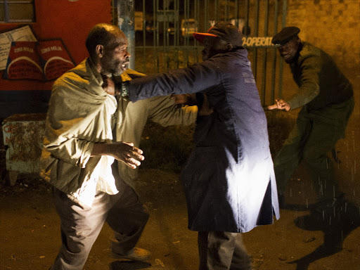 A police officer intervenes to stop two men fighting on a street in Korogocho during a night patrol in Nairobi, Kenya, October 30, 2015. Photo/REUTERS