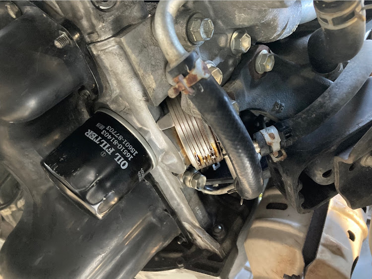 ジムニーのJB23Wワイルドウィンド・オイルクーラーからのオイル漏れ・🔩ボルトを外すのは至難の業・24ﾐﾘソケットが入れ難い・整備制の悪い箇所に関するカスタム事例の投稿画像1枚目