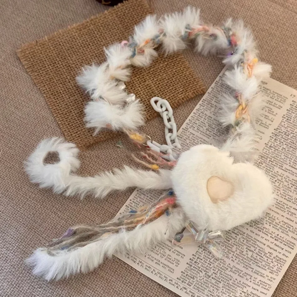 Collier ras de cou en peluche blanche avec cœur, un accessoire doux et élégant pour toutes les occasions. Confortable et parfait pour un look féminin.