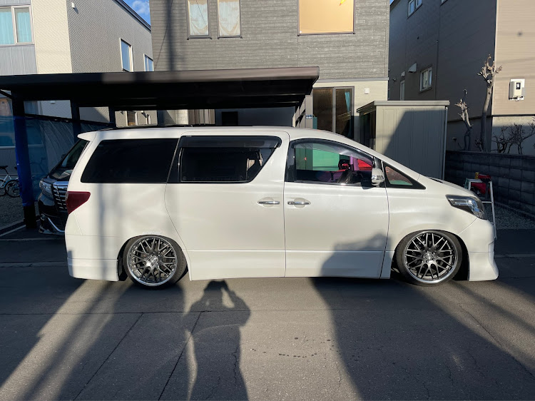 アルファードの車高短組合 AL.VELL軍団・空力部隊・エアサスはモテるらしい・可変バルブマフラー・真横ショットに関するカスタム事例の投稿画像2枚目