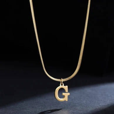 Collier en acier inoxydable lettre H, luxe léger pour femme, en acier titane, ras du cou. Élégance et raffinement.