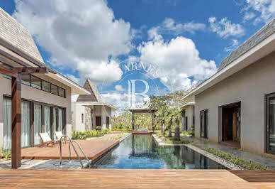 Villa with pool 1