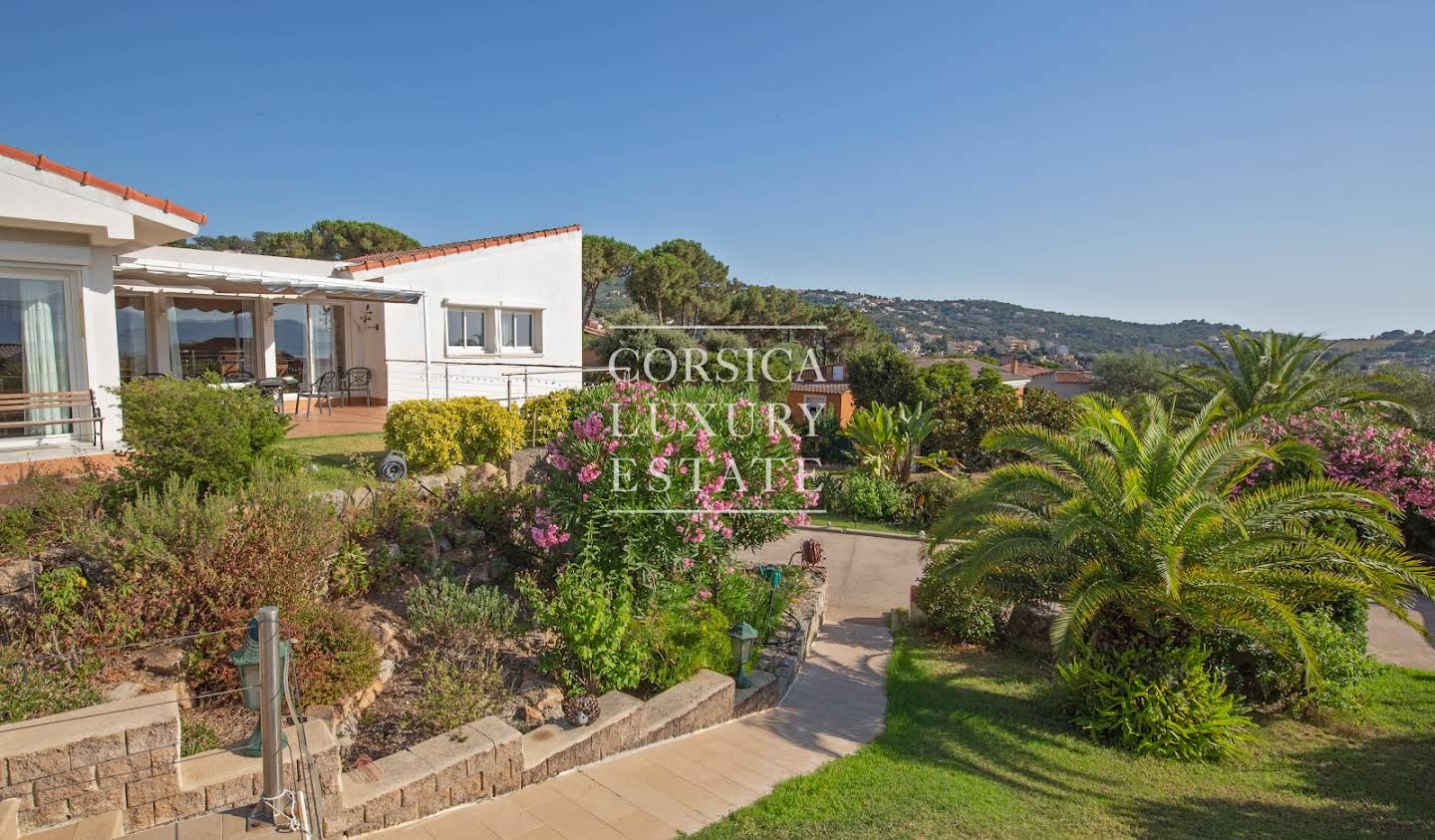 Maison avec piscine en bord de mer Porticcio