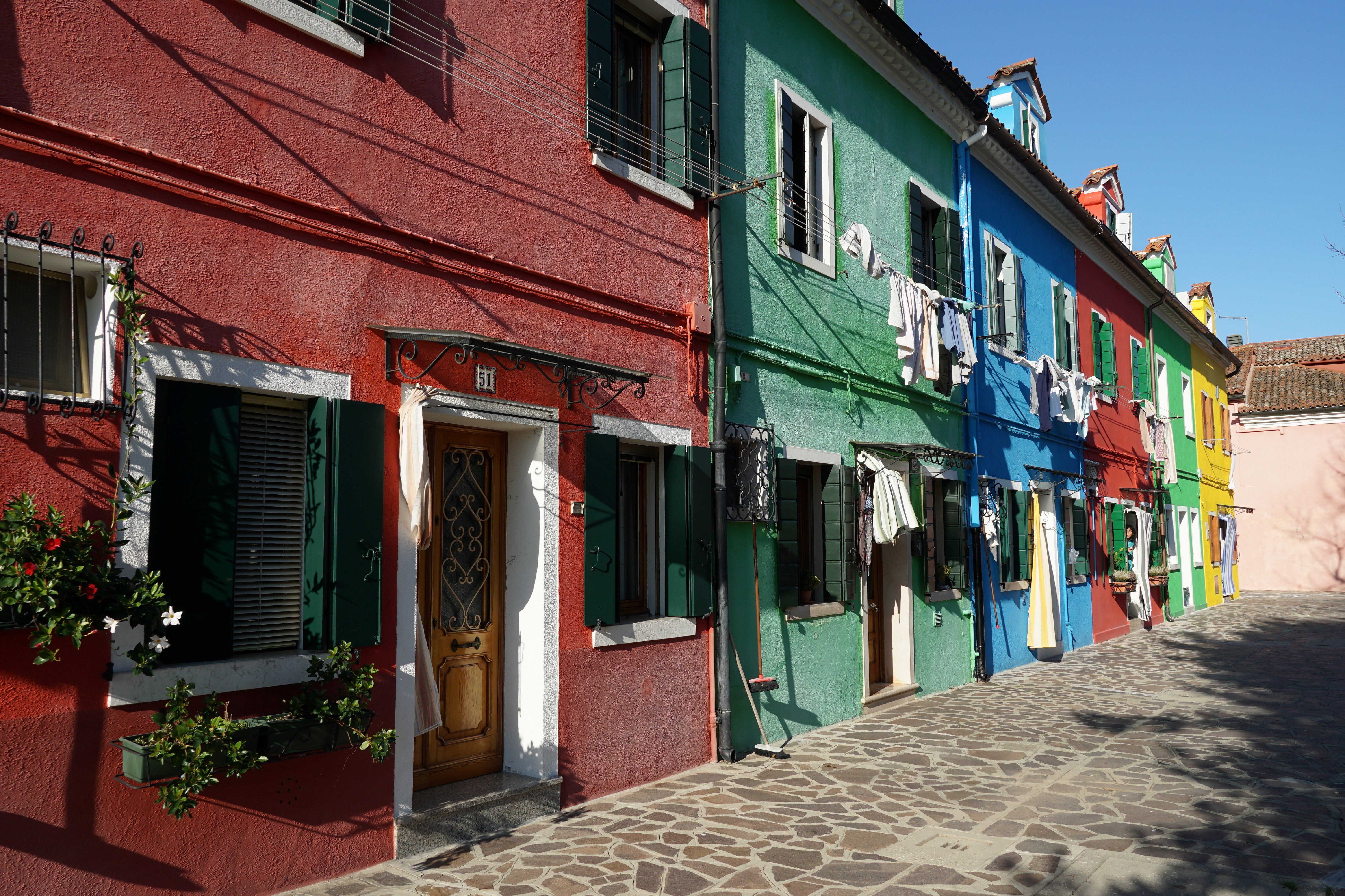 panni stesi tra le case colorate di Burano di anto1769