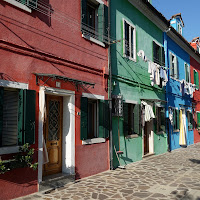 panni stesi tra le case colorate di Burano di 