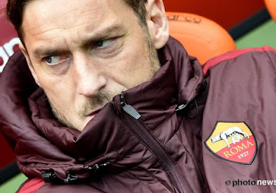 VIDEO: Geniale Totti pest zijn ploegmaats op de bank!