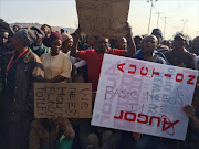 Residents of Itireleng informal settlements in Laudium speak to police and council. File photo.