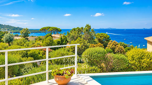 Seaside house with pool and garden 3