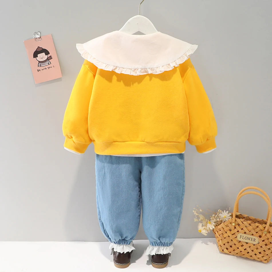 Conjunto de tres piezas para niños con cárdigan, top con cuello de muñeca y más. Perfecto para estilo y comodidad diario.