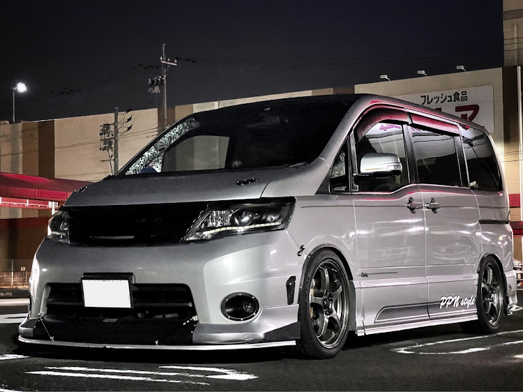 セレナの目指せPickUpCars・iPhone撮影・雨多過ぎ…・背伸び両腕ピーンぷるぷる撮影・箱車美装軍団に関するカスタム事例の投稿画像3枚目