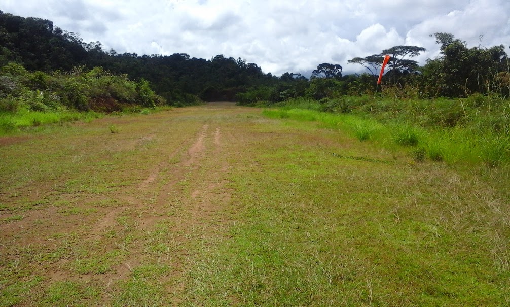 Landasan pacu Desa Long Nawang yang hanya berupa tanah dan masih minim fasilitas. Kondisi ini seragam di hampir seluruh landasan pacu di desa-desa Apau Kayan. (Foto: Yudha PS)