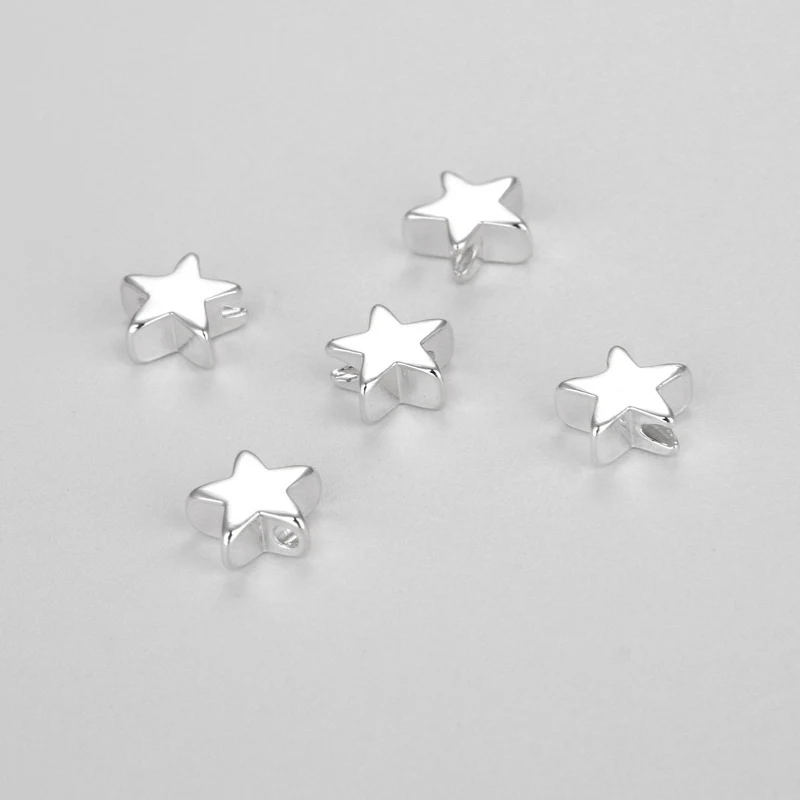 Handgemaakte ketting met verspreide kralen in de vorm van een vijfhoekige ster, unieke sieraden voor een stijlvolle look.