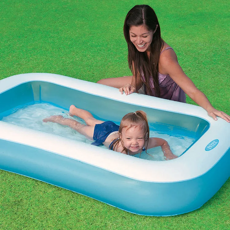 Piscina infantil inflável para diversão no verão. Fácil de montar, segura e perfeita para os pequenos se refrescarem. Alegria garantida para as crianças.