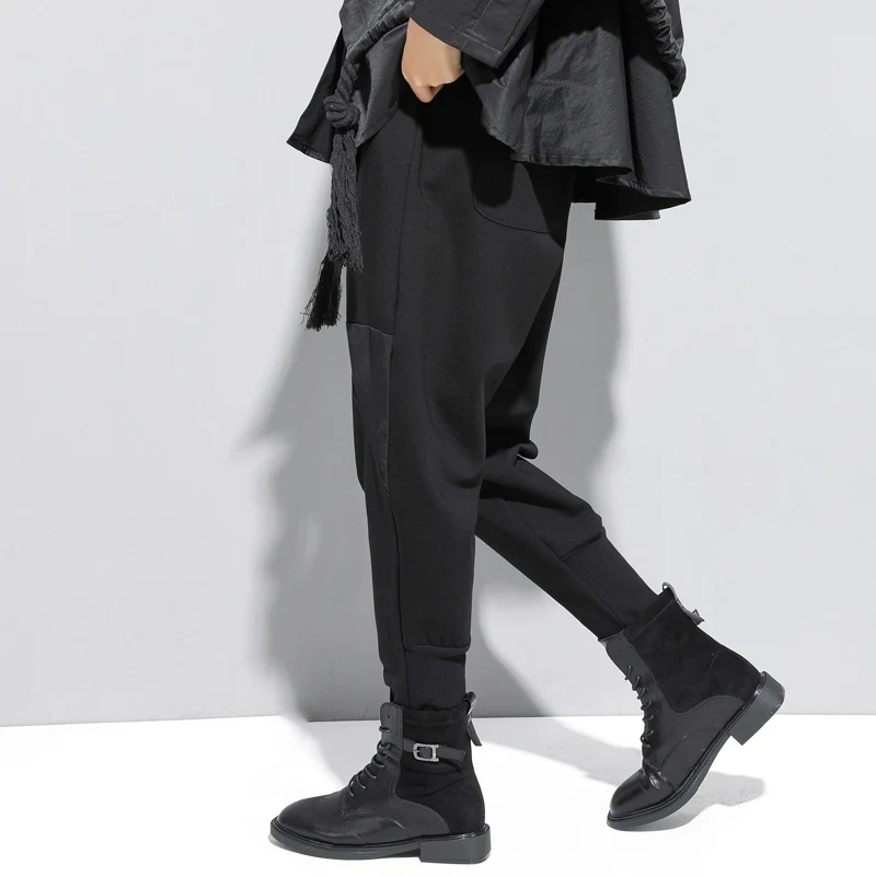 Monos casuales de mujer con cremallera, costuras y talle alto. Diseño cónico que estiliza la figura. Ideal para un look cómodo y moderno.