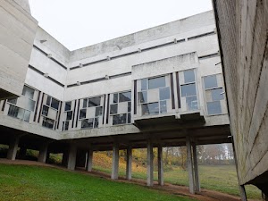 Blisko klasztoru La Tourette, a nawet pod