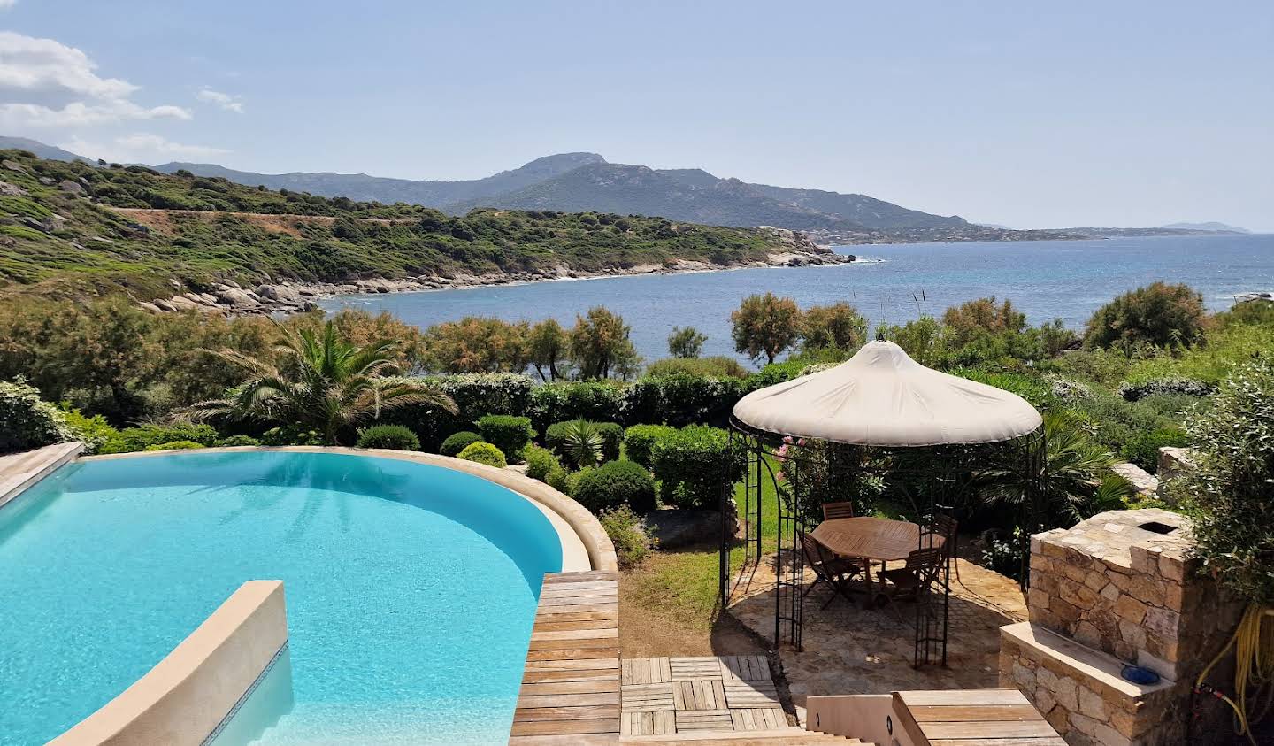 Propriété avec piscine en bord de mer Corbara