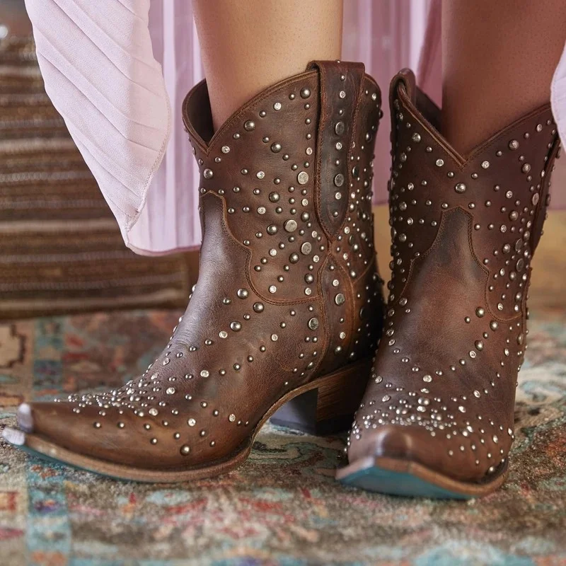 Bottines femme européennes et américaines à rivets, talon épais rouge, bout pointu. Confort et élégance pour vos journées.