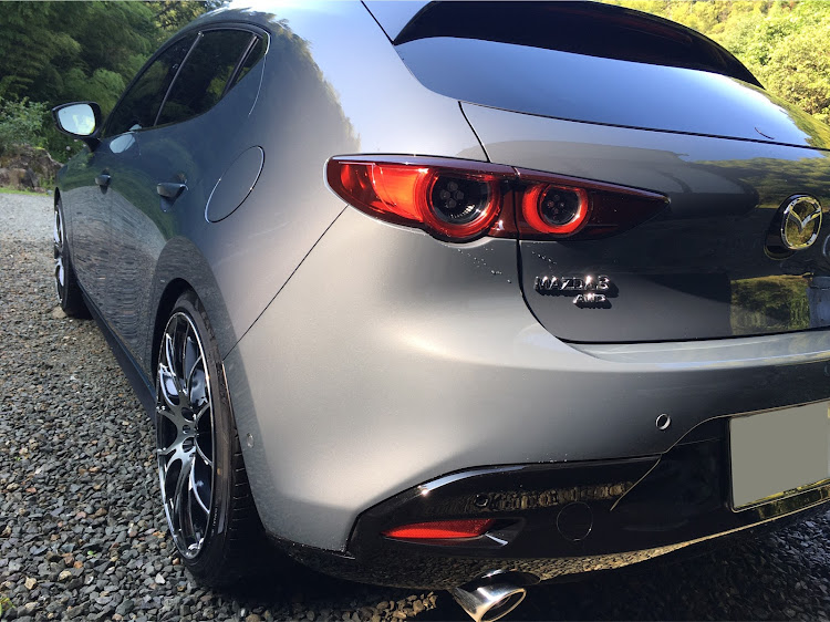 MAZDA3の梅雨明け間近・洗車・ブロワーで吹き飛ばしに関するカスタム事例の投稿画像4枚目