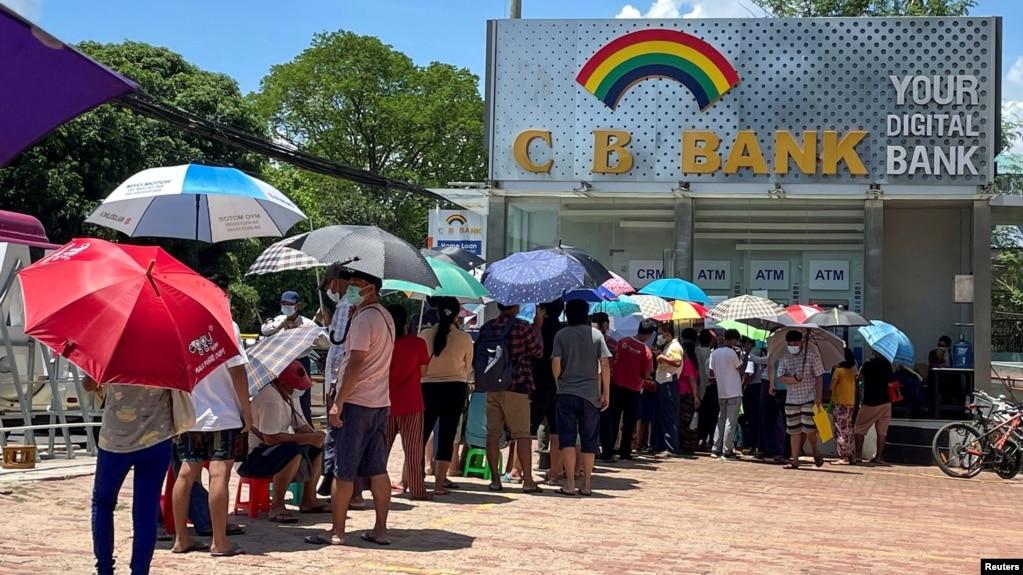 Người dân xếp hàng rút tiền mặt tại Yangon, Myanmar, vào ngày 13/5/2021, vài tháng sau khi xảy ra đảo chính.