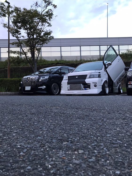 ヴォクシーの地べた撮りに関するカスタム事例の投稿画像1枚目