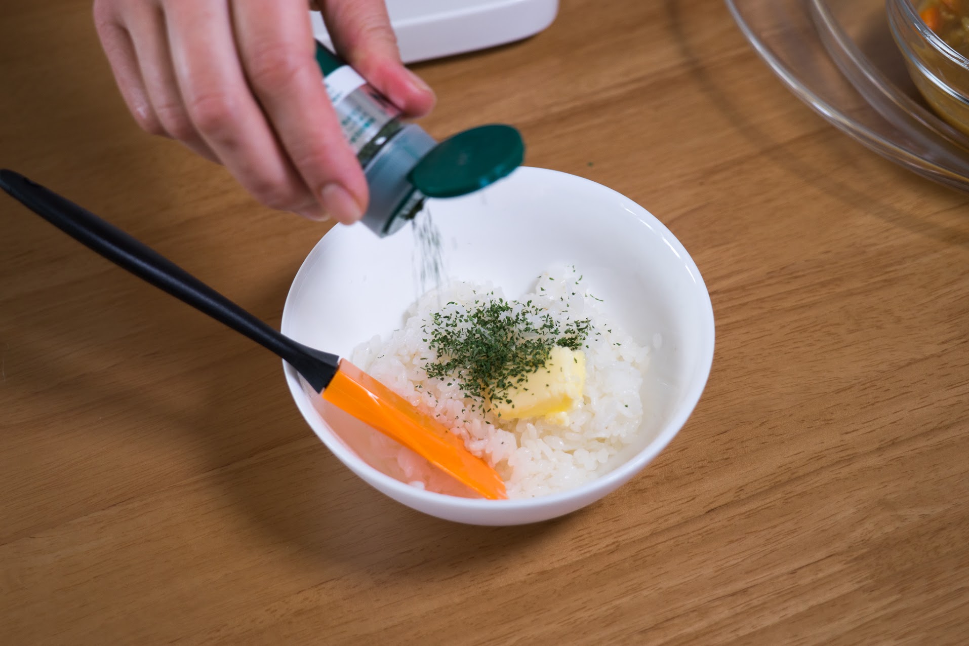 黒千石大豆入り焼きチーズカレー：温かいご飯に、パセリ、バター、コショー