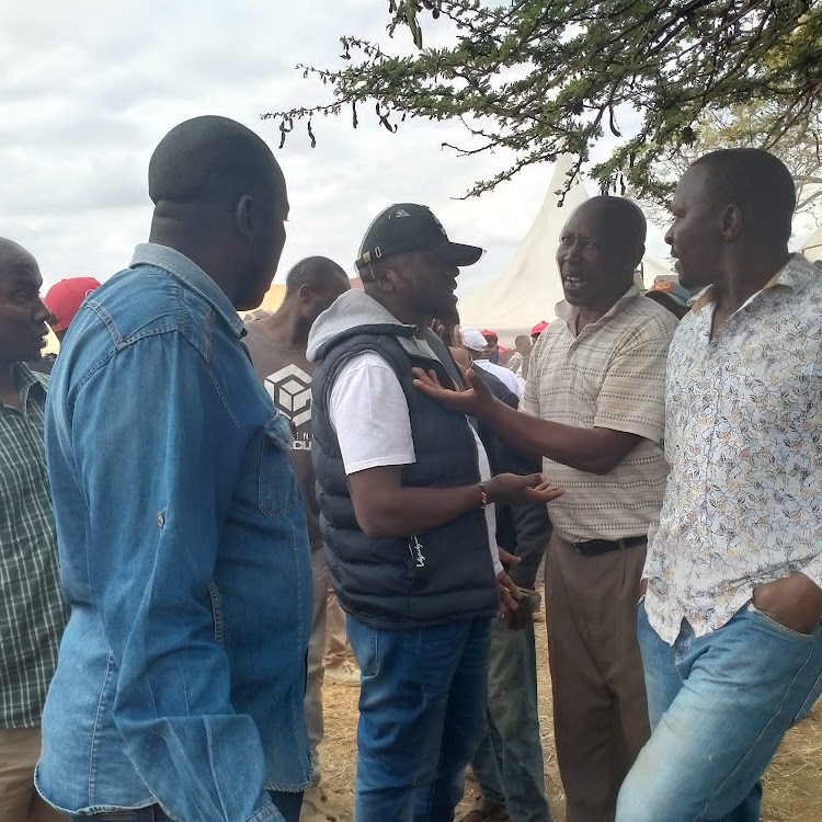 Michael Macharia (centre) telling Gatuanyaga MCA candidate on a Chama Cha Kazi party ticket to leave the meeting that was organized by Kiambu Governor James Nyoro in Komo, Kiambu County.