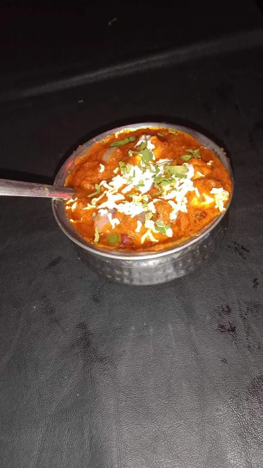 Kadhai Paneer [Quarter, 300 Ml] With 4 Butter Roti And Salad