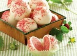 Strawberry Cream Cheese Cake Balls was pinched from <a href="https://www.facebook.com/photo.php?fbid=511854275524504" target="_blank">www.facebook.com.</a>