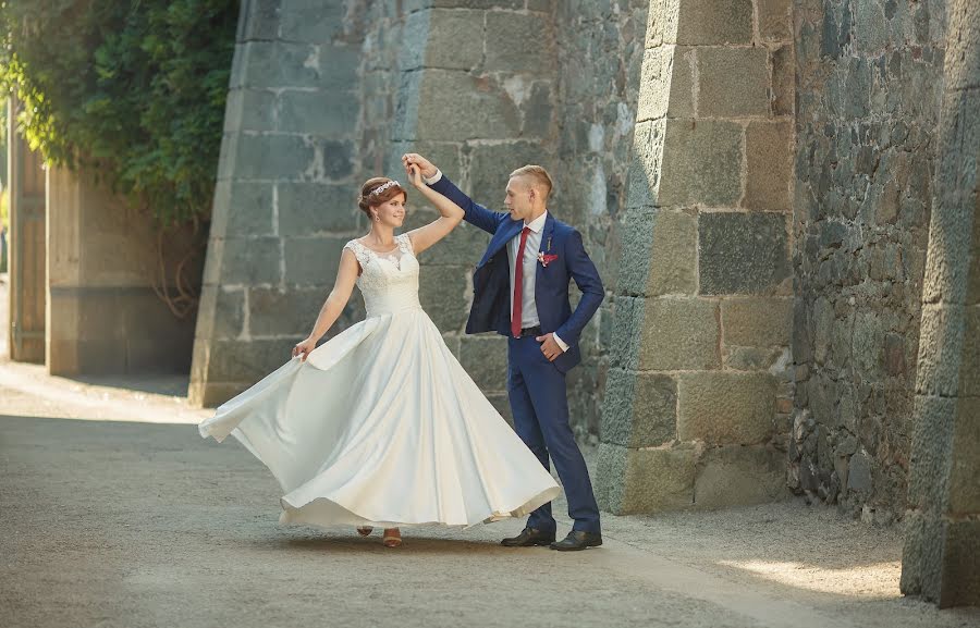 Fotógrafo de casamento Olga Selezneva (olgastihiya). Foto de 20 de janeiro 2017