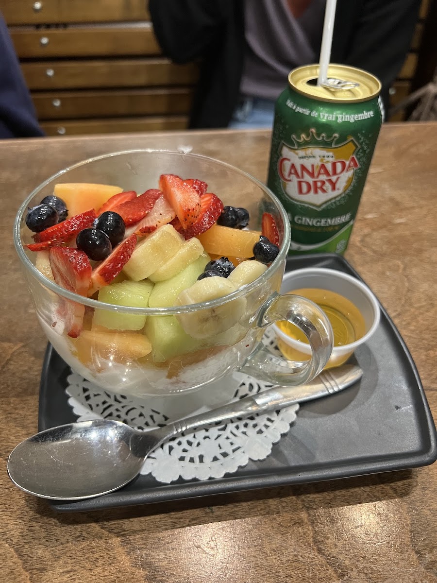 Greek yogurt with fruit and honey