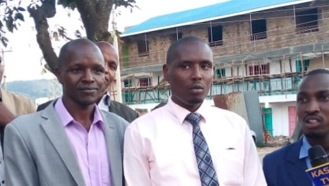 Petitioner Kipngeno Rono with his lawyers Desmond Leteipa and Vincent Cheruiyot.