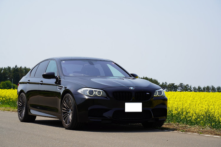 M5のBMW・セダン・M・駆け抜ける歓び・菜の花に関するカスタム事例の投稿画像1枚目