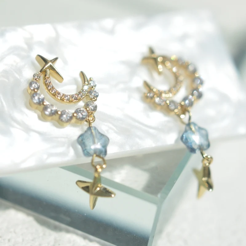 Boucles d'oreilles lune femme en argent 925 avec zircons bleus et pentagramme en émail. Un bijou raffiné pour un look unique.