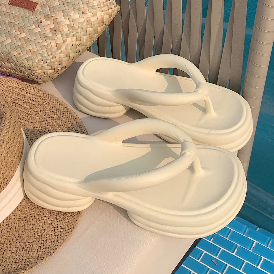 Infradito con zeppa estivi, nuovi, semplici e comodi, perfetti per l'uso quotidiano, camminata confortevole e alla moda.