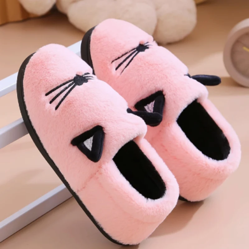 Sapatos pós-parto fofos e quentes com desenhos animados para mulheres, ideais para o conforto e cuidado no período pós-natal e em casa.